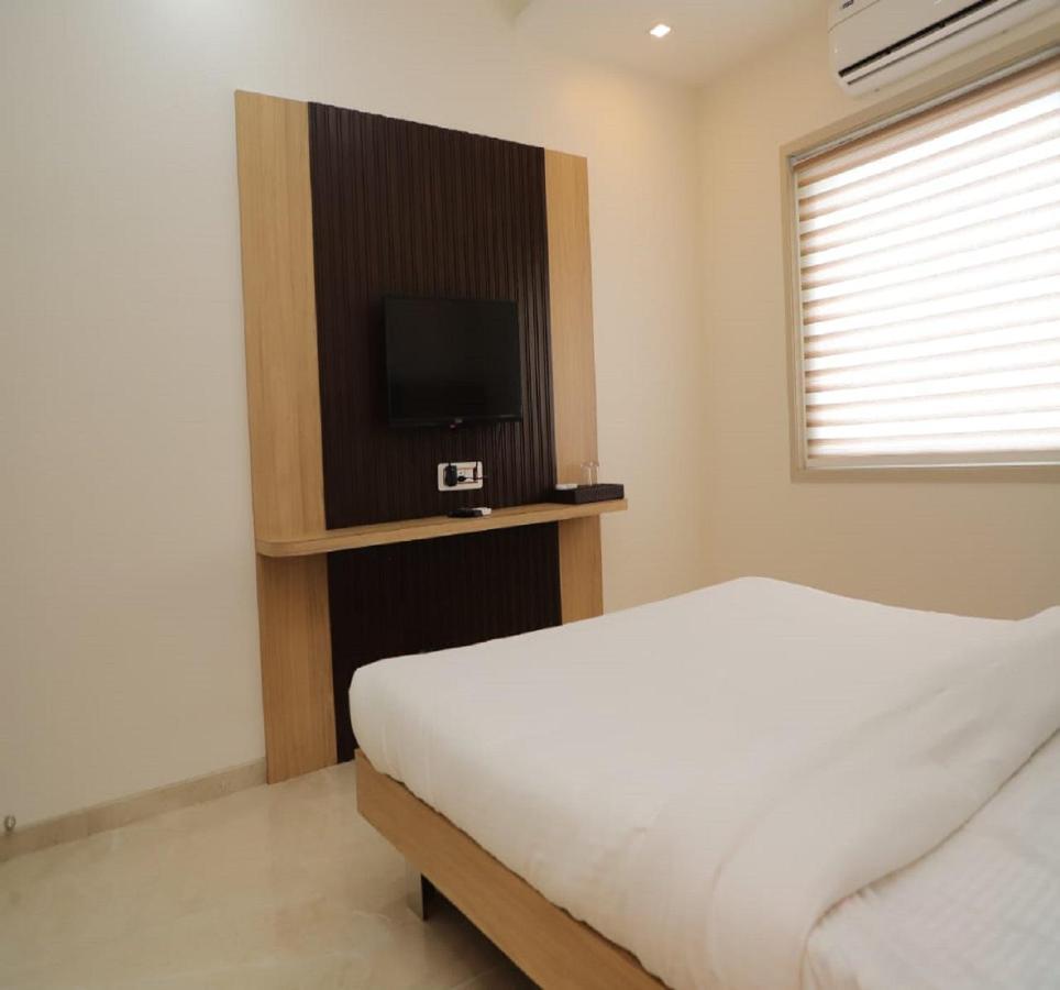 Hotel Dwarka Palace Ahmednagar Exterior foto